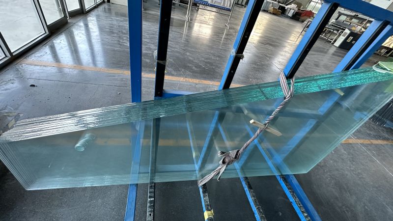 Закаленное стекло толщиной 10 мм с низким содержанием железа